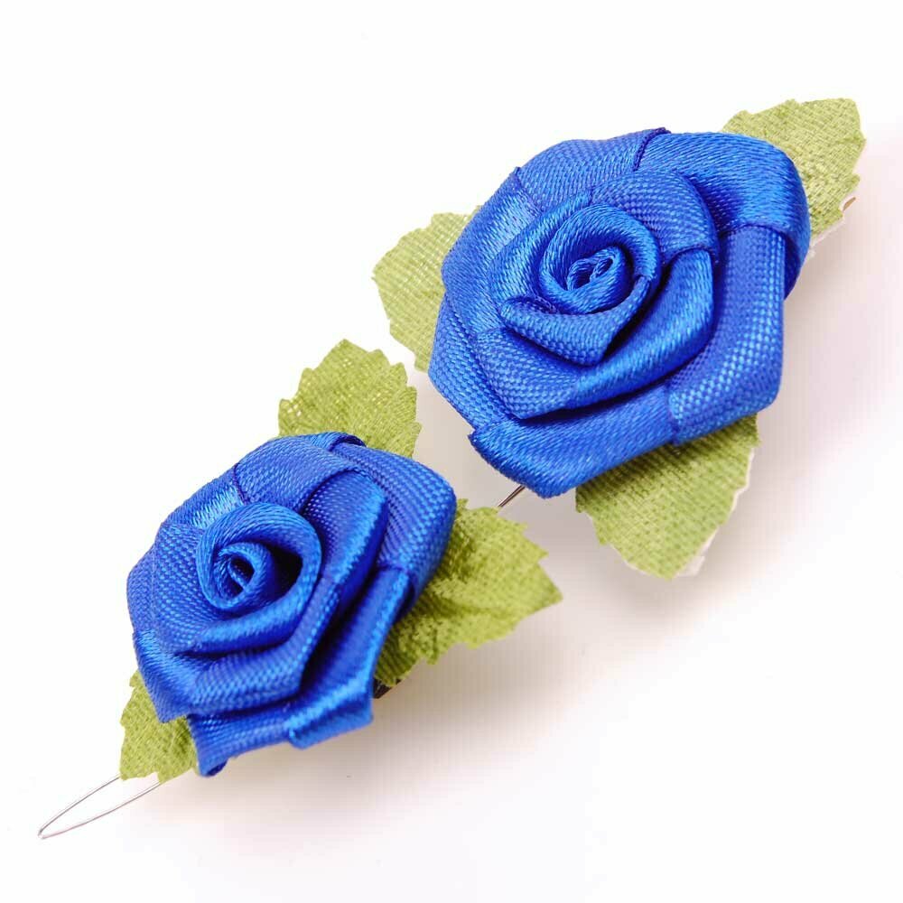 Blaue Stoffblumen als Haarschmuck
