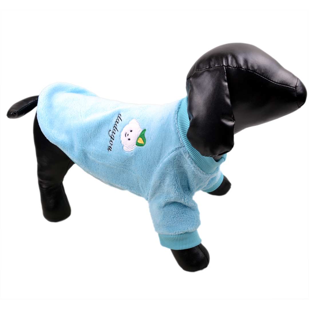 warme Hundeklamotten - hellblauer Hundepullover auf Fleece