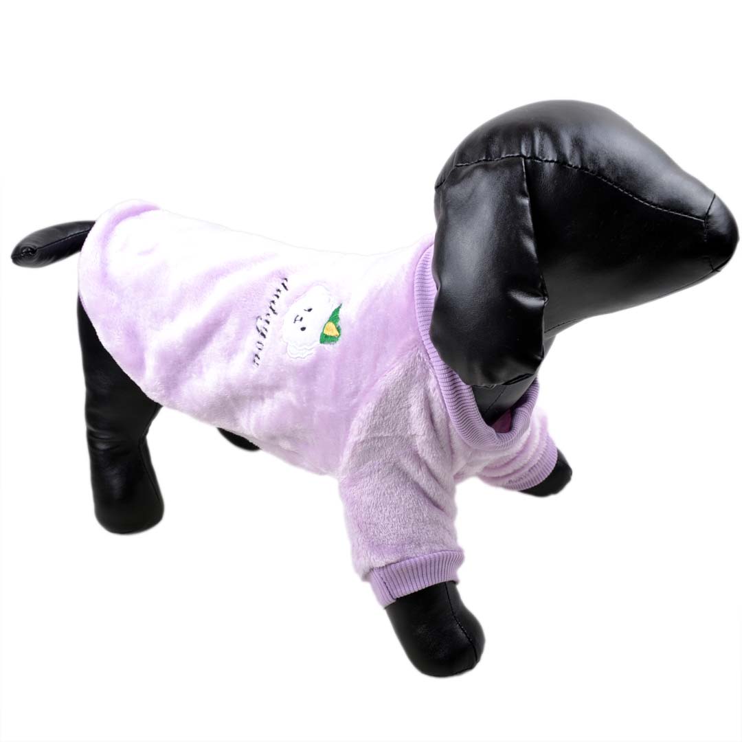 Warmer Hundesweater auf lila Vlies